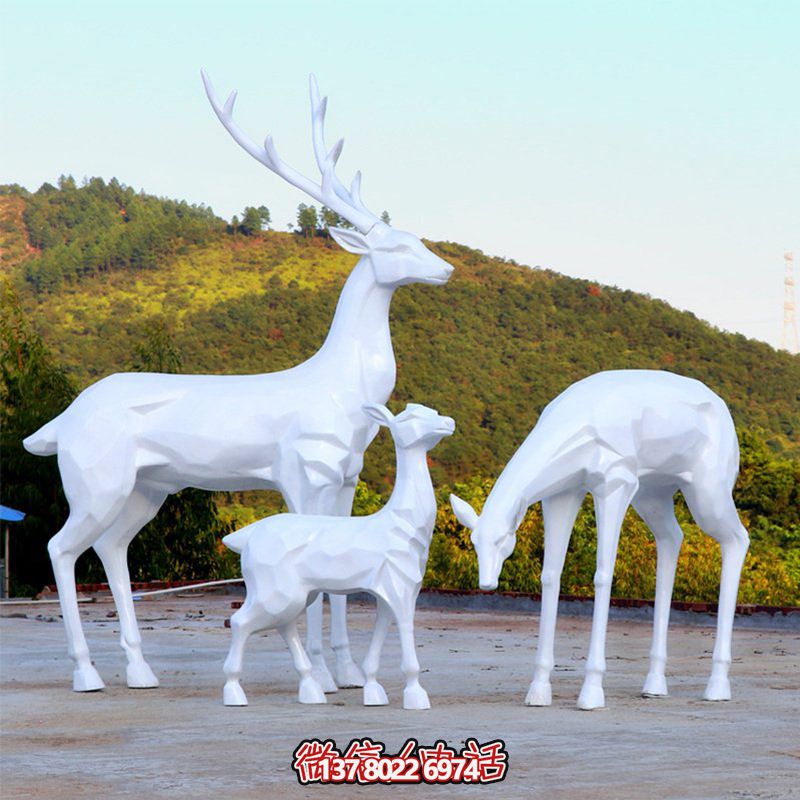 玻璃鋼梅花鹿雕塑，讓一家三口在公園戶(hù)外玩耍