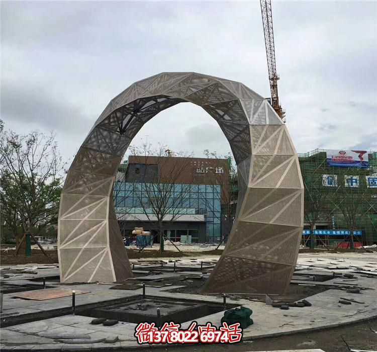 不銹鋼網(wǎng)格拱門(mén)雕塑，點(diǎn)綴廣場(chǎng)