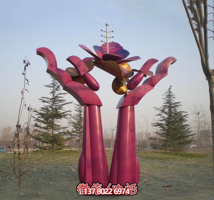 不銹鋼雕塑——用手捧花朵，點(diǎn)綴公園抽象美