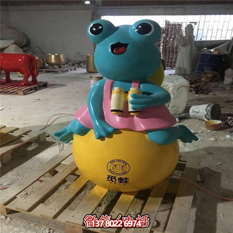 青蛙創(chuàng  )意玻璃鋼雕塑