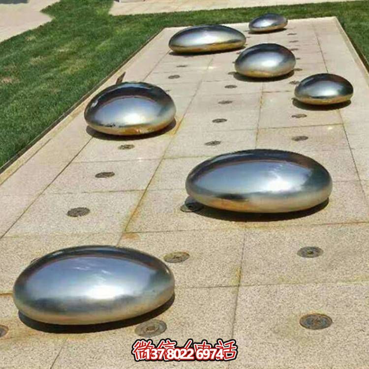 不銹鋼鏡面戶(hù)外噴泉水景擺件，以鵝卵石與雕塑裝飾