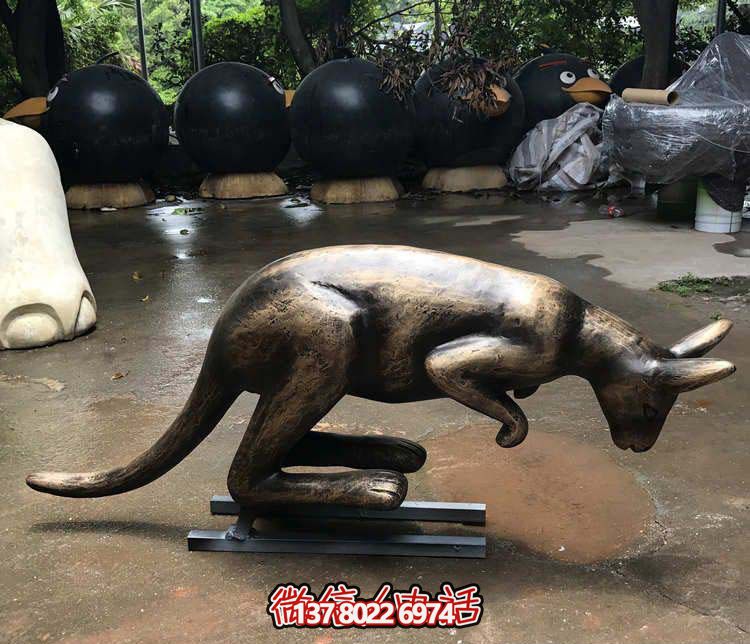不銹鋼袋鼠雕塑，擺放于大型廣場(chǎng)