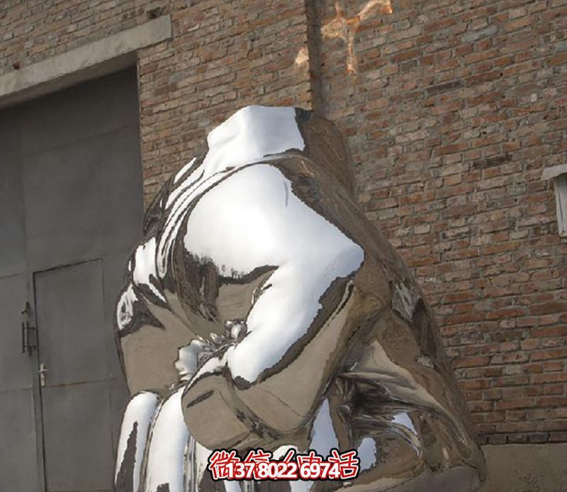 不銹鋼拳頭雕塑，為城市廣場(chǎng)增添力量與鏡面光彩