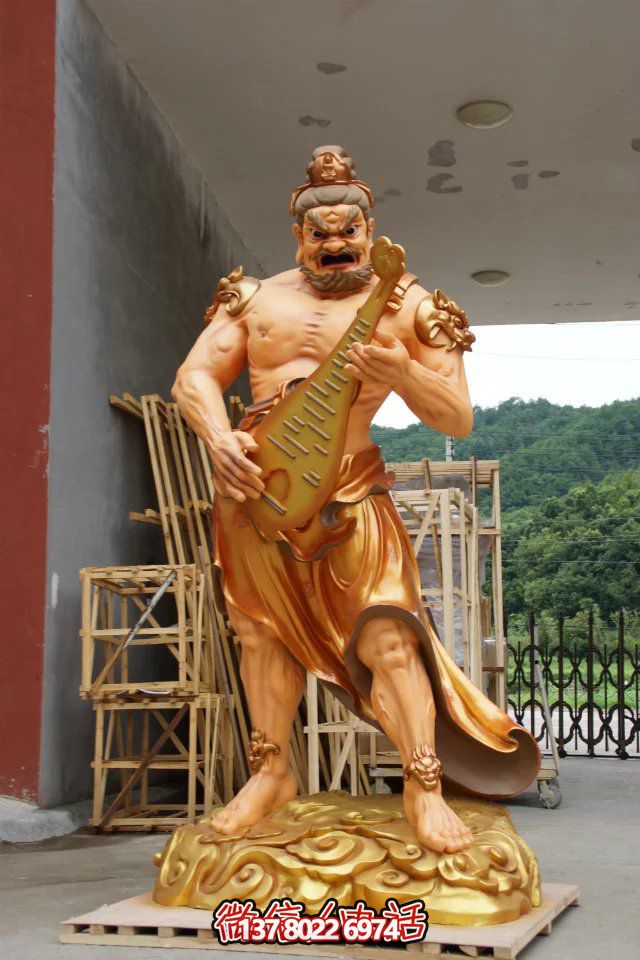 大型仿真人物景觀(guān)玻璃鋼噴金烤漆手拿琵琶天王雕塑