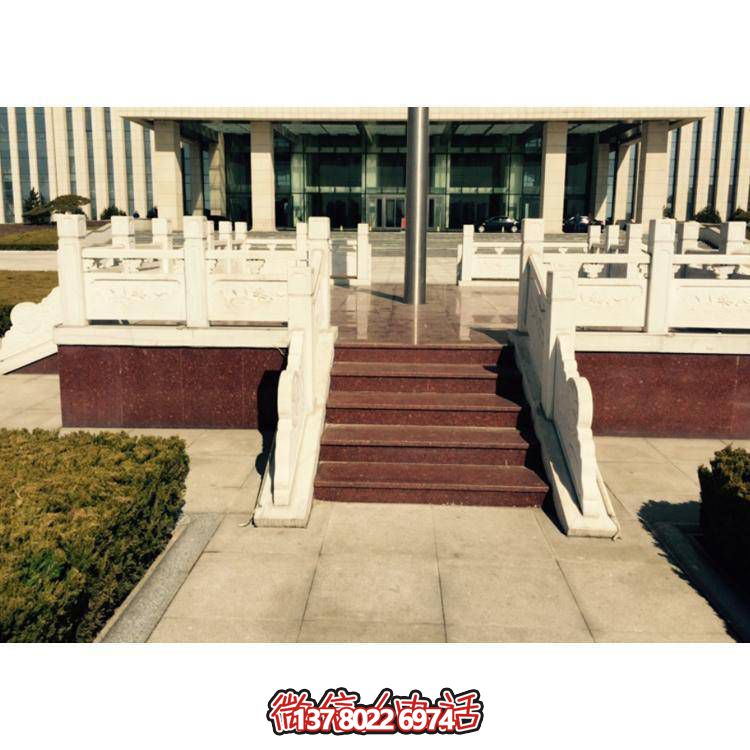 精美雕塑裝飾欄桿，增添學(xué)校廣場(chǎng)升旗臺象征意義