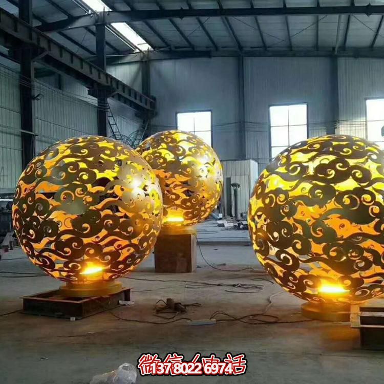 創(chuàng  )意不銹鋼鏤空景觀(guān)擺件，為廣場(chǎng)帶來(lái)濃濃的藝術(shù)氣息