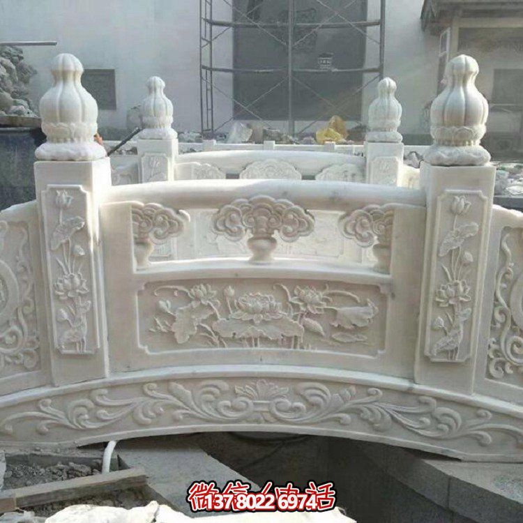 欣賞大理石雕塑的美景，玩轉庭院石拱橋