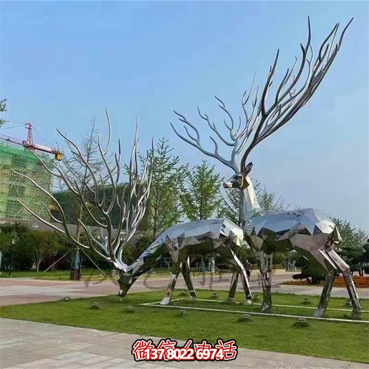 不銹鋼創(chuàng  )意園林雕塑——梅花鹿鏡面幾何雕塑