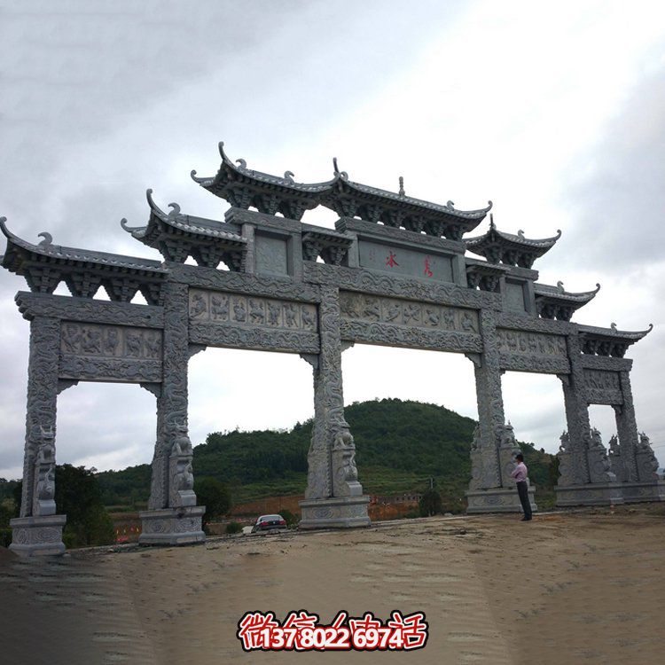 精美大型仿古青石雕刻門(mén)樓牌坊，為景區入口增添精彩