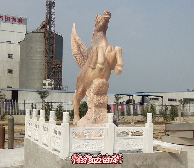 飛馬石雕創(chuàng  )意雕塑，點(diǎn)綴廣場(chǎng)上的黃蠟石