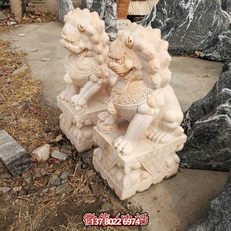 精美大理石雕刻石獅子，為酒店門(mén)口添彩晚霞紅