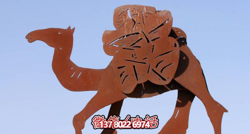 不銹鋼駱駝剪紙雕塑，點(diǎn)綴街道邊行走