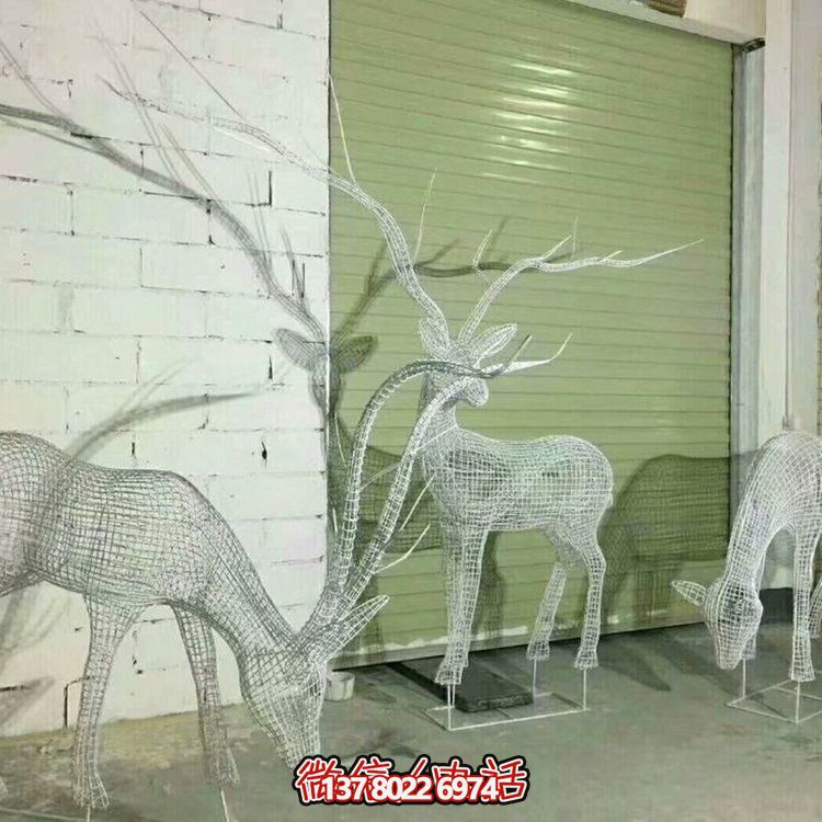 不銹鋼鏤空網(wǎng)格鹿燈光亮化擺件，為公園草坪上裝飾增添精彩