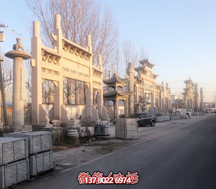 大理石門(mén)牌樓，點(diǎn)綴村莊入口