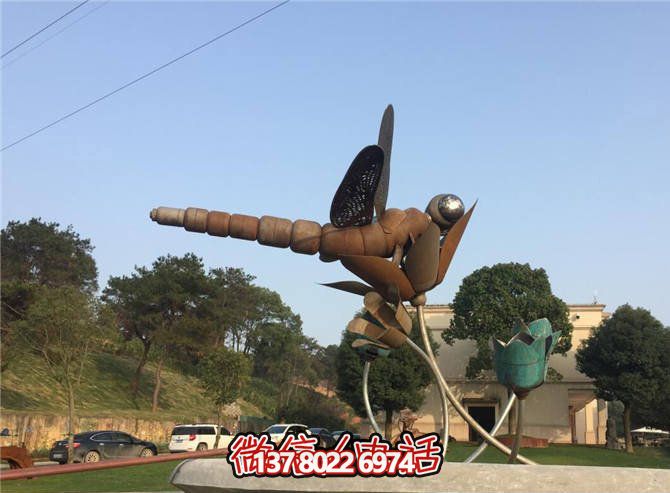 大型不銹鋼蜻蜓雕塑——做舊風(fēng)情點(diǎn)綴景區