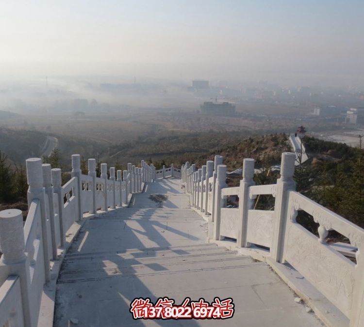 精致石雕護欄，漢白玉青石欄板點(diǎn)綴天然風(fēng)情