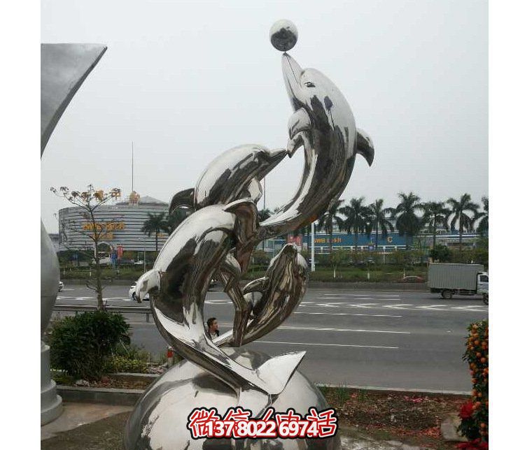 不銹鋼海豚球雕塑——讓街道上的孩子們玩耍樂(lè )趣與美感兼具