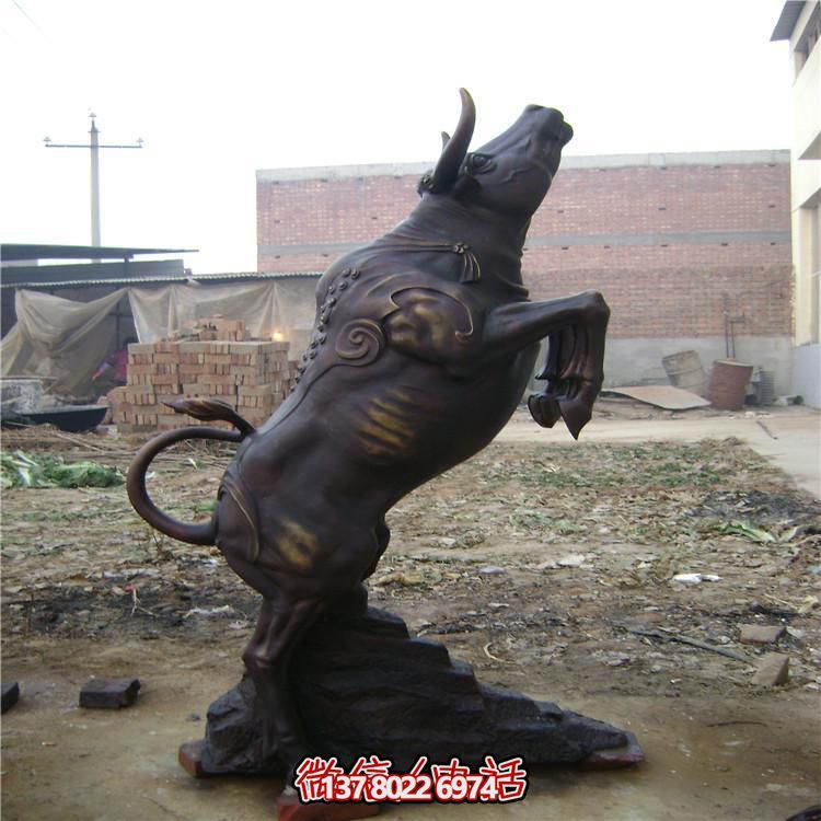 牛年奮進(jìn)雕塑，玻璃鋼仿銅戶(hù)外景區農耕積極雕塑
