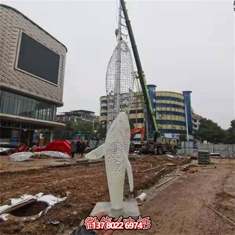 不銹鋼創(chuàng  )意鏤空鯨魚(yú)雕塑，點(diǎn)綴園林景觀(guān)