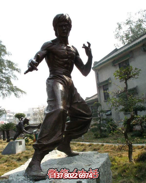 仿銅雕李小龍功夫玻璃鋼影院創(chuàng  )意雕塑