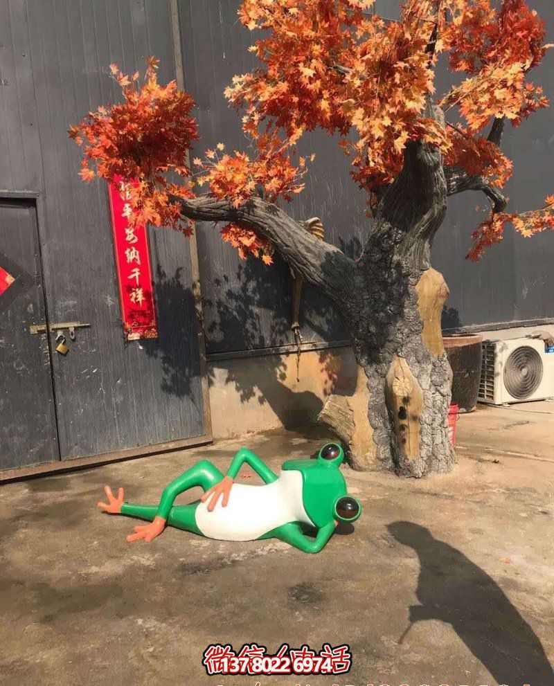 玻璃鋼雕塑躺臥青蛙，給公園增添美感