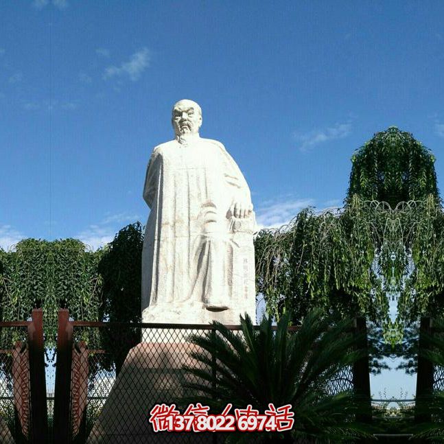 林則徐石雕塑，點(diǎn)綴校園廣場(chǎng)