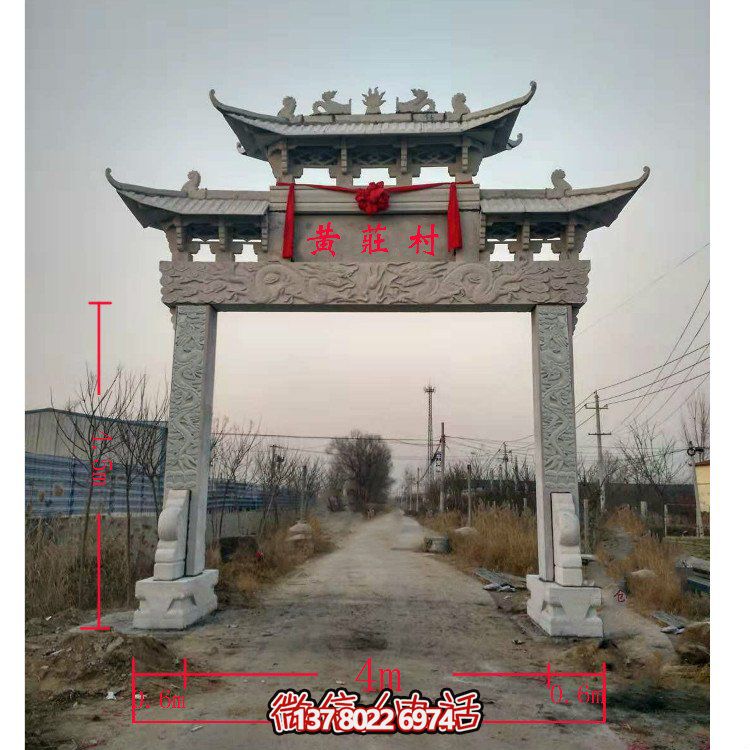 精美青石單門(mén)牌坊，點(diǎn)綴村莊門(mén)口