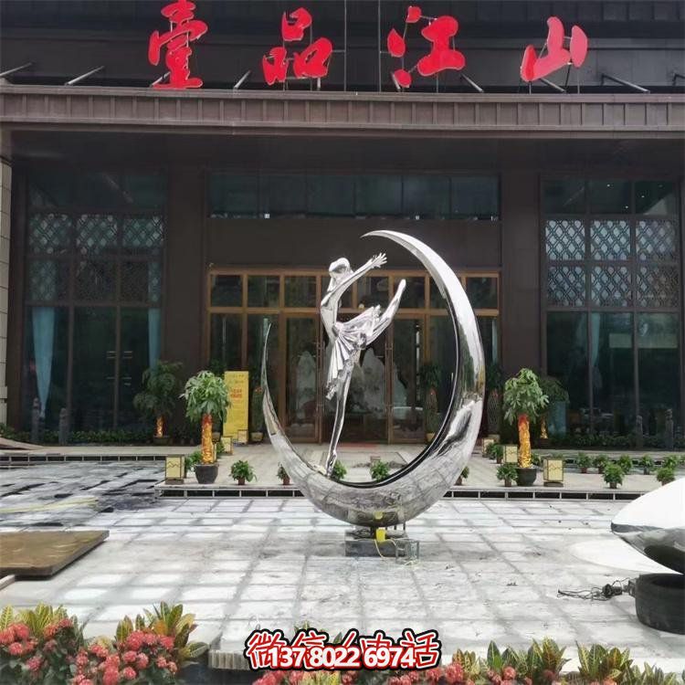 創(chuàng  )意不銹鋼月亮上跳舞女孩景觀(guān)雕塑