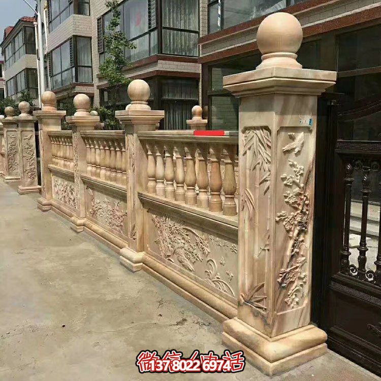 紅色浮雕圍墻欄板裝點(diǎn)別墅，守護晚霞之美