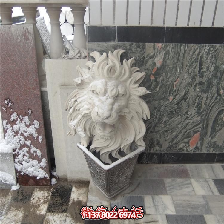 豪華別墅大型紅石獅子雕塑，園林景觀(guān)完美呈現