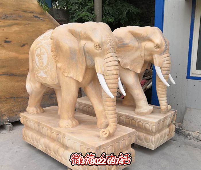 紅色庭院一抹晚霞，一個(gè)石雕大象雕塑