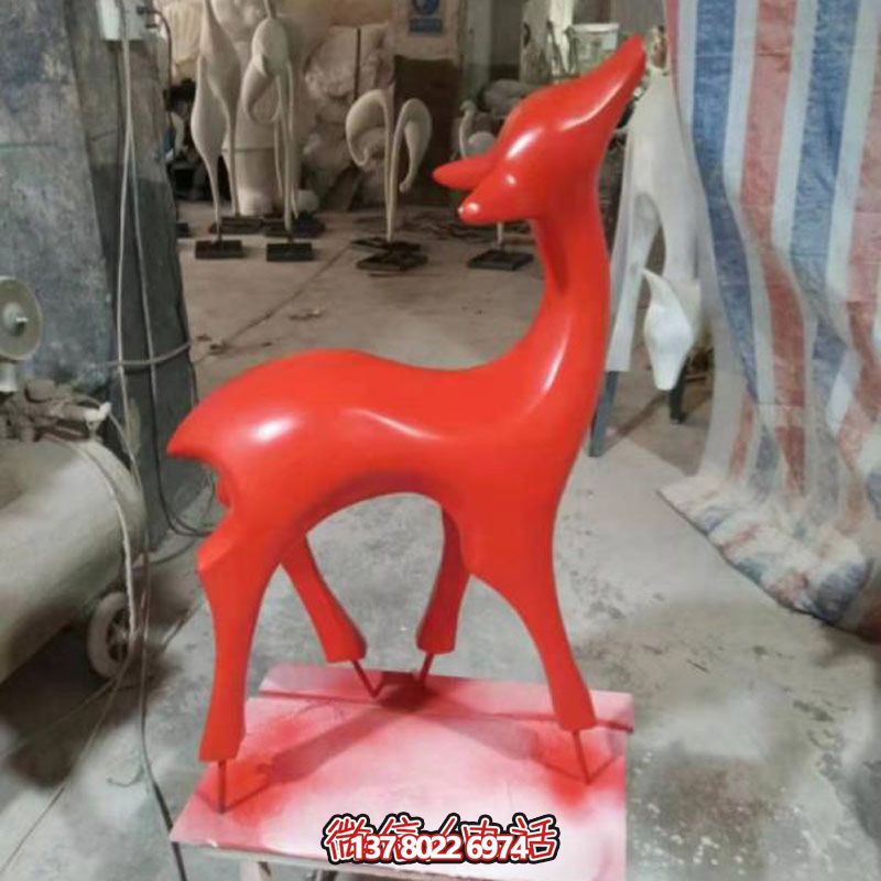 玻璃鋼制紅色梅花鹿雕塑，裝點(diǎn)別墅小區精致美觀(guān)
