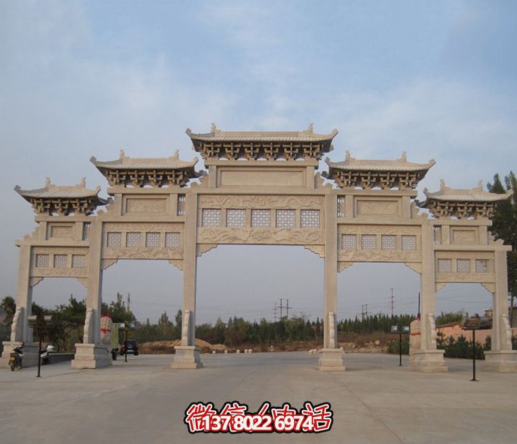 精美大型鏤空牌樓石雕，為公園廣場(chǎng)增添美麗色彩