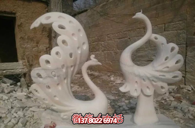 不銹鋼鏤空孔雀雕塑，點(diǎn)綴公園湖邊