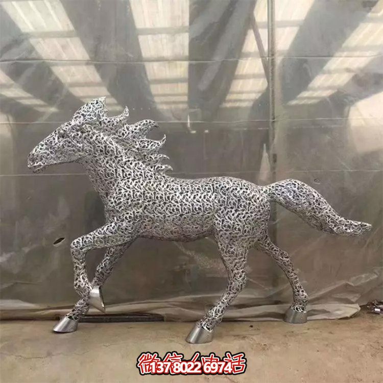 不銹鋼創(chuàng  )意馬鏤空雕塑，為戶(hù)外廣場(chǎng)草地擺放