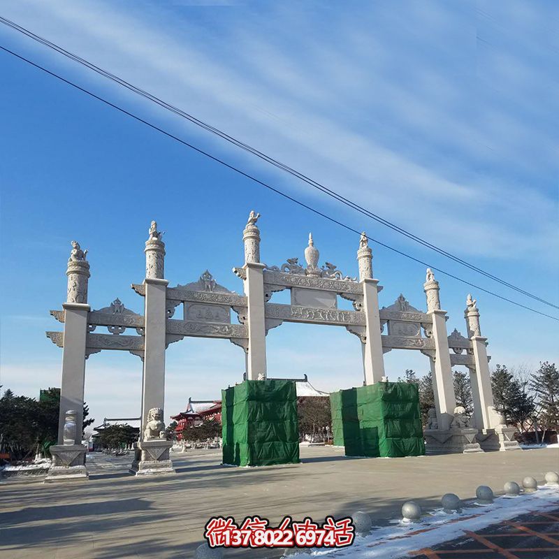 新款漢白玉牌坊，美觀(guān)而古樸的石六柱，為寺院和景區增添靈氣