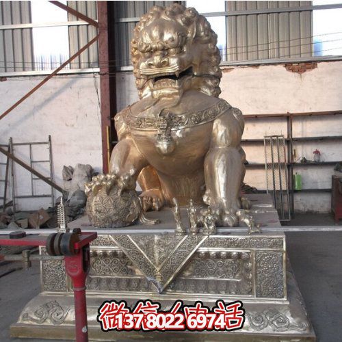 仿古銅噴金獅子雕塑，玻璃鋼大型戶(hù)外裝飾