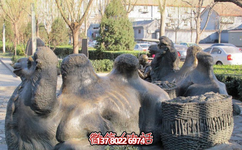 玻璃鋼駱駝雕塑，欣賞公園里歪頭看玻璃創(chuàng  )意