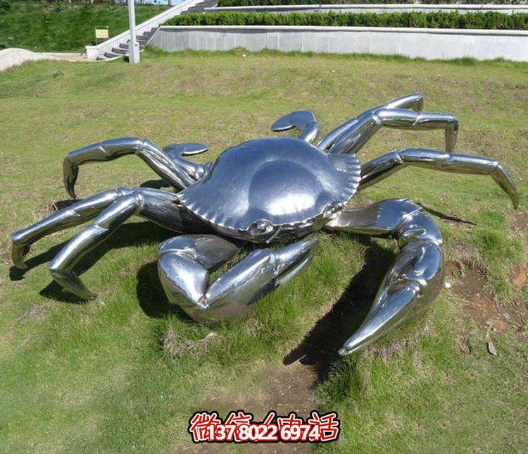 創(chuàng )意螃蟹不銹鋼雕塑擺放于草地上 創(chuàng )意螃蟹不銹鋼雕塑擺放于草地上