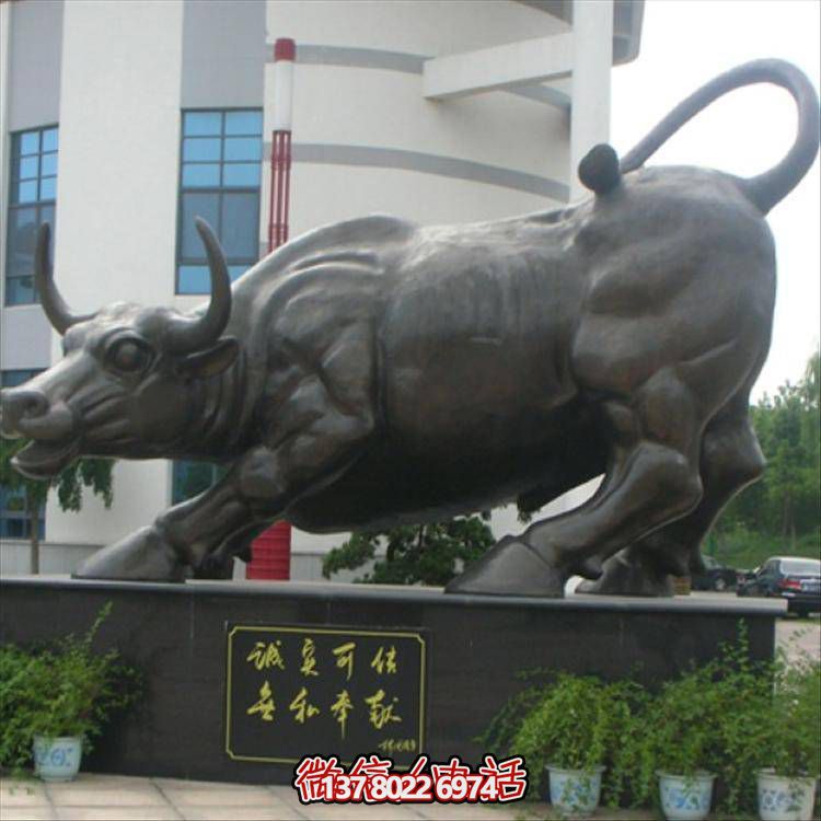 大型奮進(jìn)勵志牛在企業(yè)門(mén)口奮進(jìn)的勵志啟示