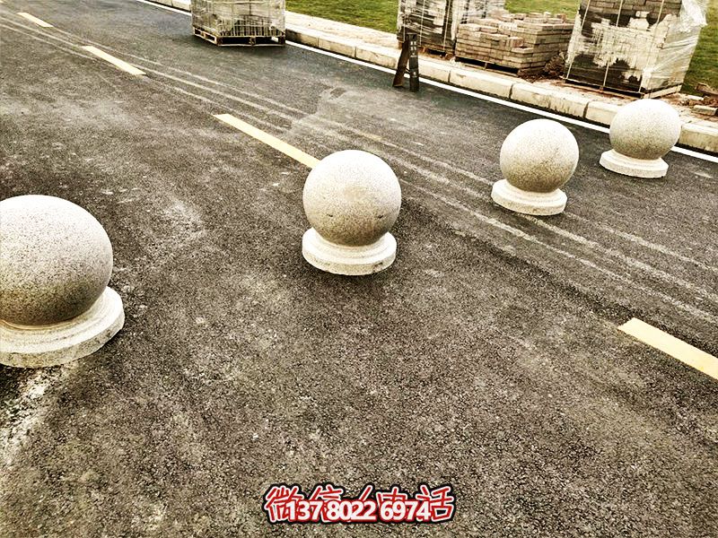 球形路障，為小學(xué)路邊擺放的安全隔離車(chē)