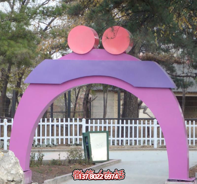 創(chuàng  )意玻璃鋼愛(ài)心雕塑，裝點(diǎn)城市公園