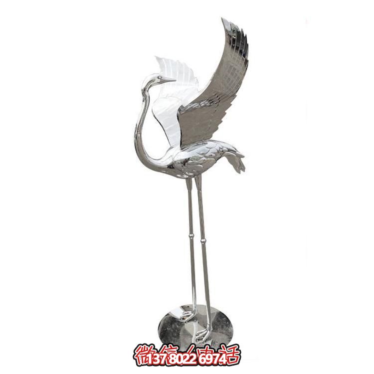 鏡面不銹鋼仙鶴雕塑，質(zhì)樸自然，展翅回頭