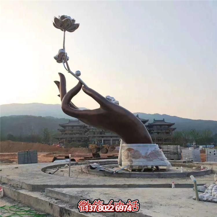 創(chuàng  )意大型手拿鮮花景觀(guān)標識