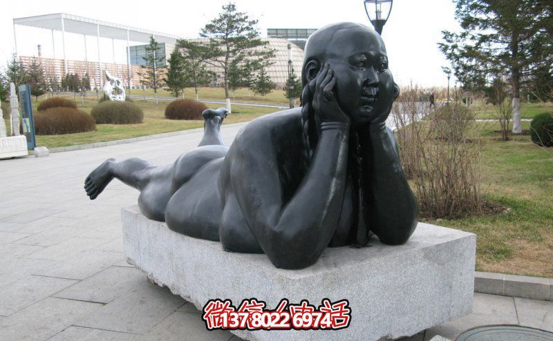 公園美景銅雕雕塑與胖女孩的趴趴著(zhù)
