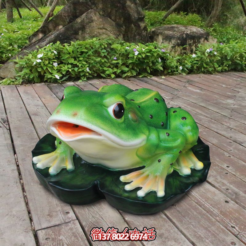 創(chuàng  )意玻璃鋼青蛙雕塑，為廣場(chǎng)增添活力