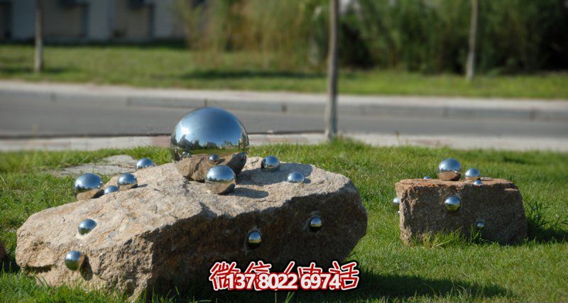 雕塑般的不銹鋼球體，帶給您不一樣的公園創(chuàng  )意