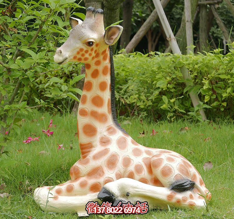 彩繪仿真動(dòng)物玻璃鋼雕塑，營(yíng)造出寧靜自然的公園草坪