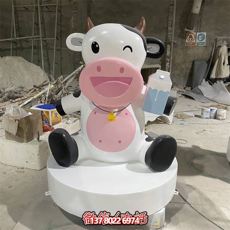 玻璃鋼雕塑，營(yíng)造優(yōu)雅卡通奶牛公仔氣氛
