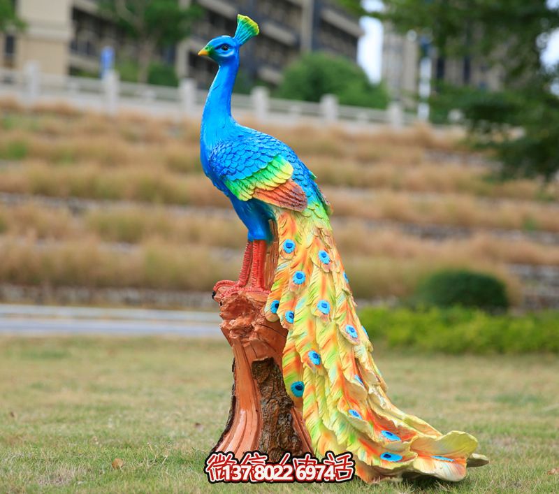 玻璃鋼孔雀雕塑，點(diǎn)綴公園草坪